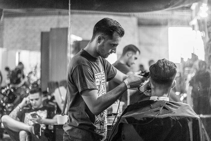 el barbero recomienda productos capilares para hombres con el pelo fino