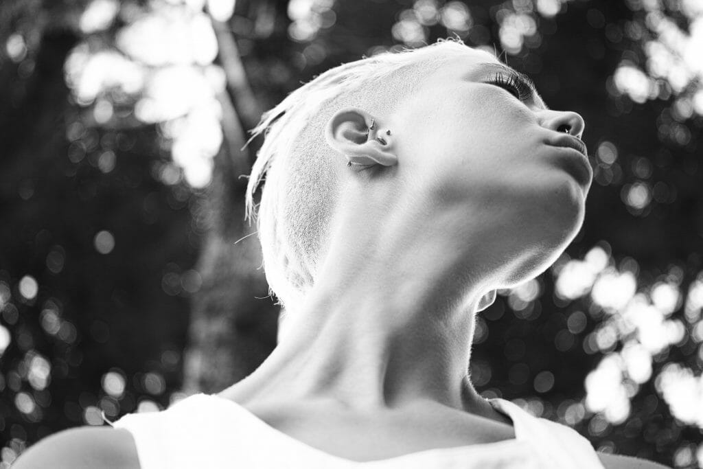 foto en blanco y negro de alguien con el cabello corto blanqueado