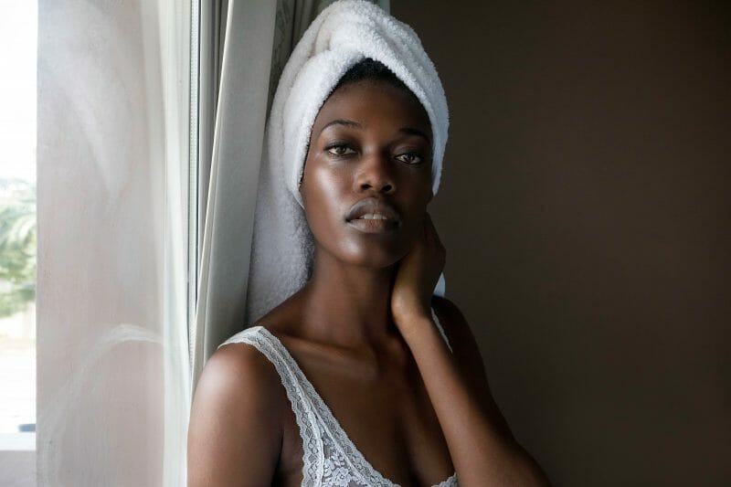 donna con un asciugamano bianco avvolto intorno alla testa